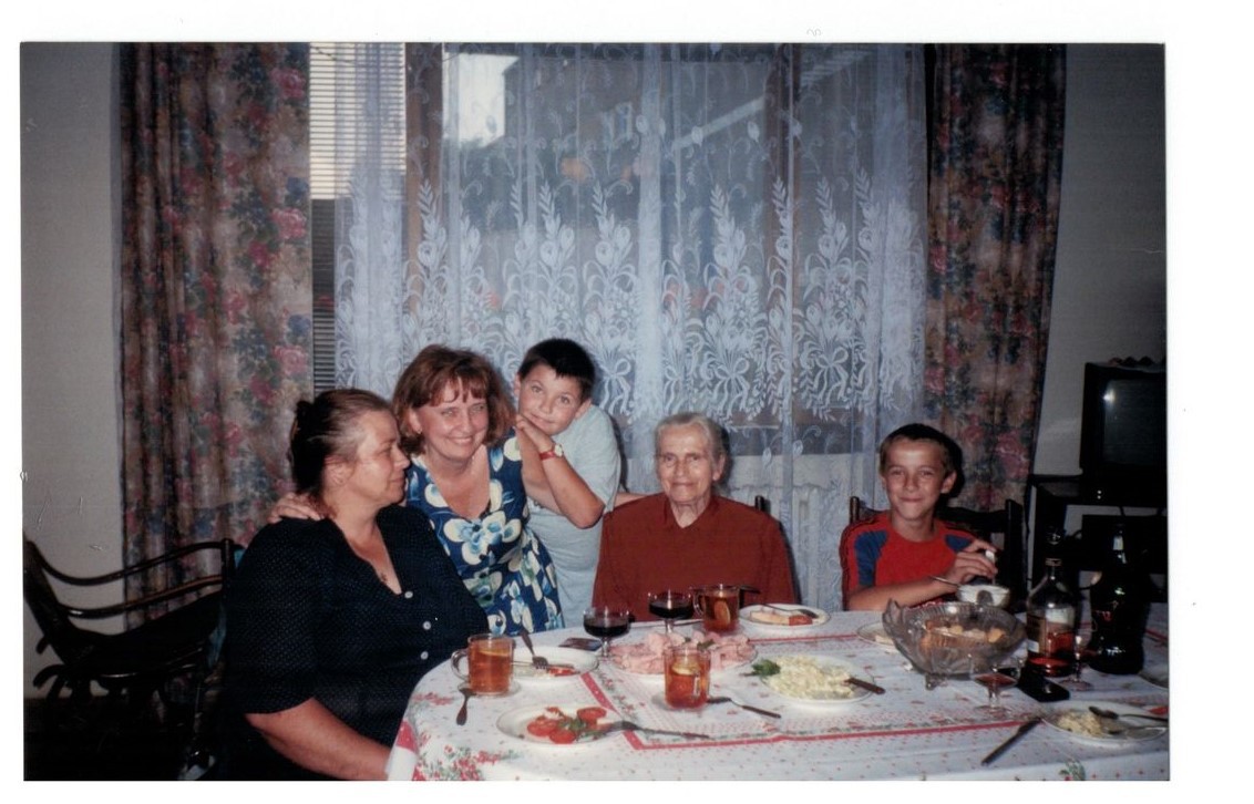From_left_-_Aunt_ella,_Mom,_robert,grandma,_cousin_lucas,_In_Poland.
